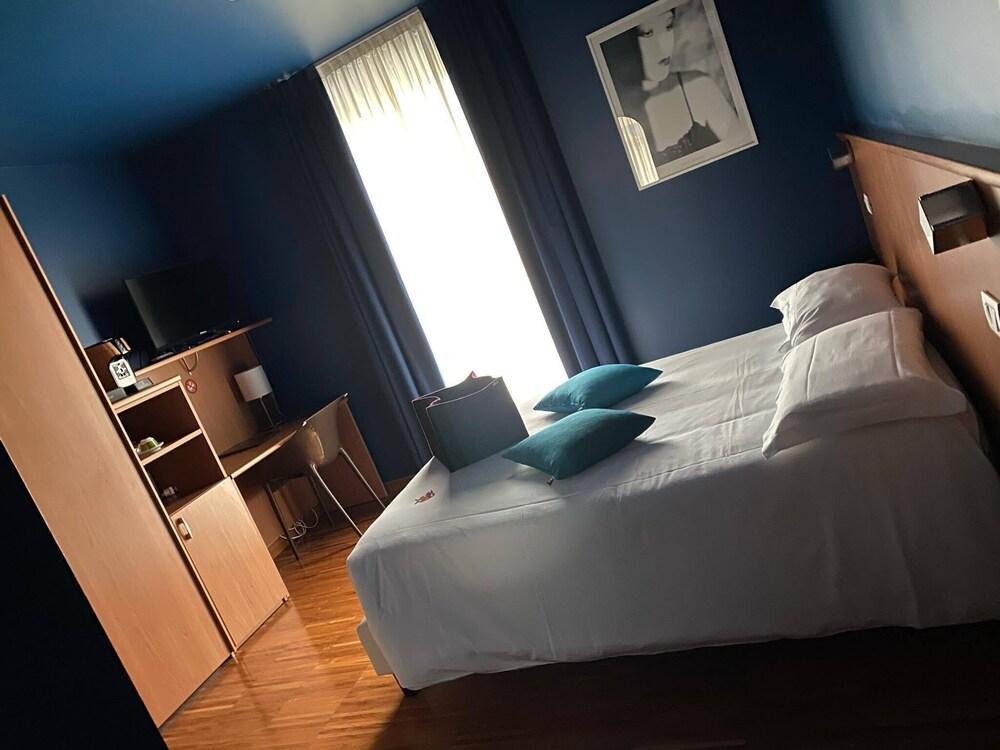 Albergo Residenza Al Teatro Удине Екстериор снимка