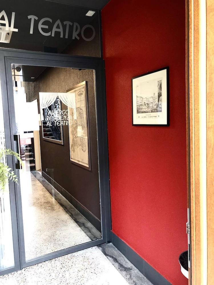 Albergo Residenza Al Teatro Удине Екстериор снимка